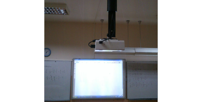 Interaktivna tabla Clasus 82" sa konvencionalnim projektorom